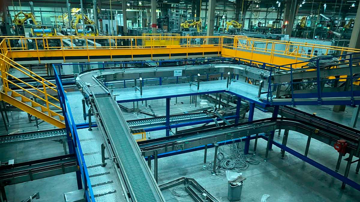 Instalación de barandales en pasillos y escaleras de zona fría de la industria vidriera IVC